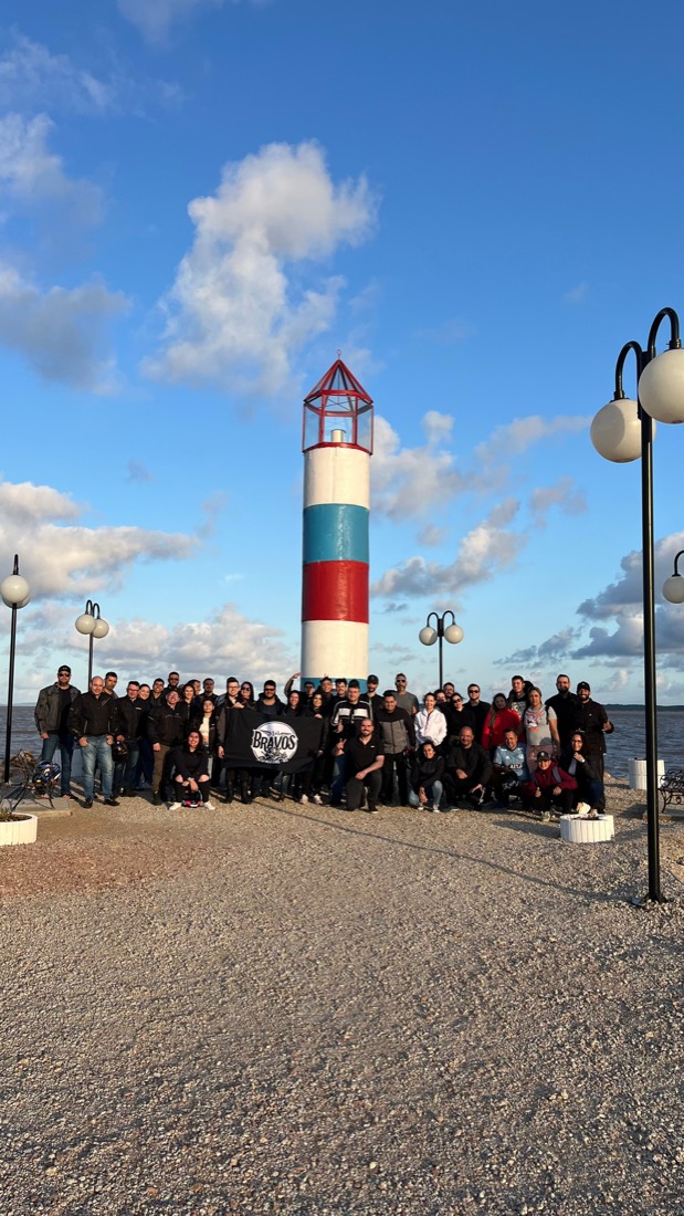 Foto do grupo em frente ao farol de Barra do Ribeiro