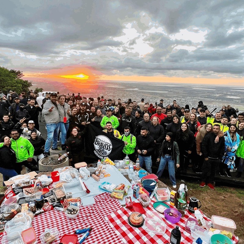 Integrantes do Los Bravos reunidos ao nascer do sol no Morro da Borússia, com café da manhã coletivo