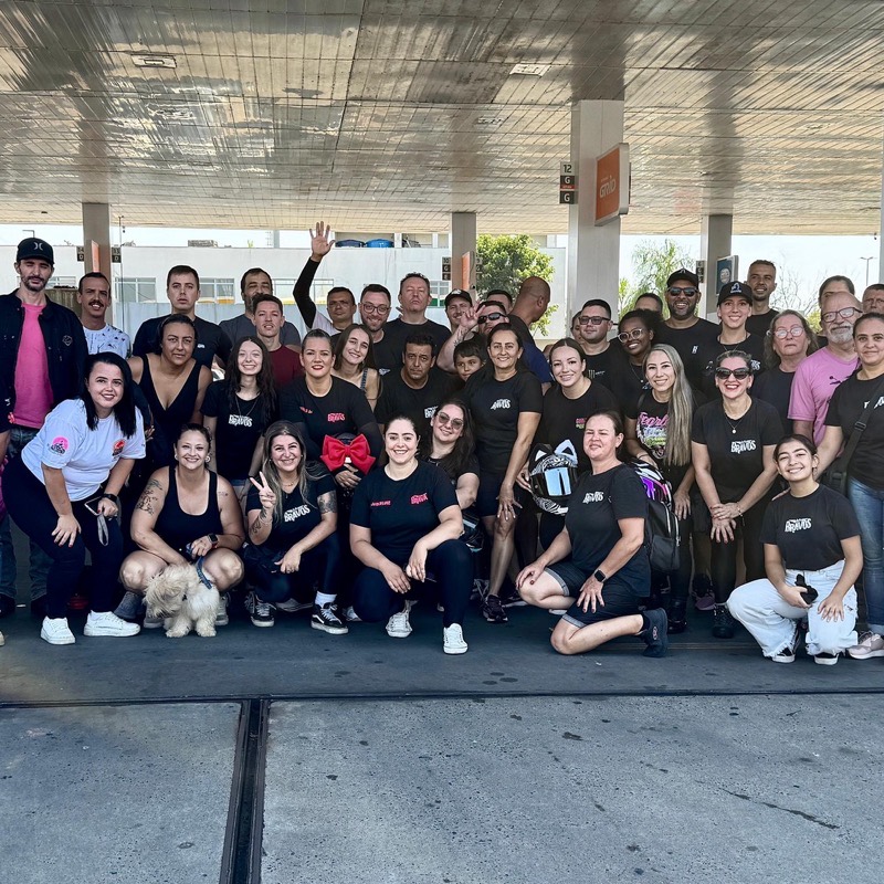 Integrantes do Los Bravos reunidos em um posto de combustível em Porto Alegre antes de um rolê