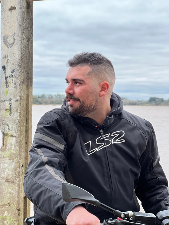 Rafael Bravo, fundador do Los Bravos, de jaqueta de moto à beira do Guaíba
